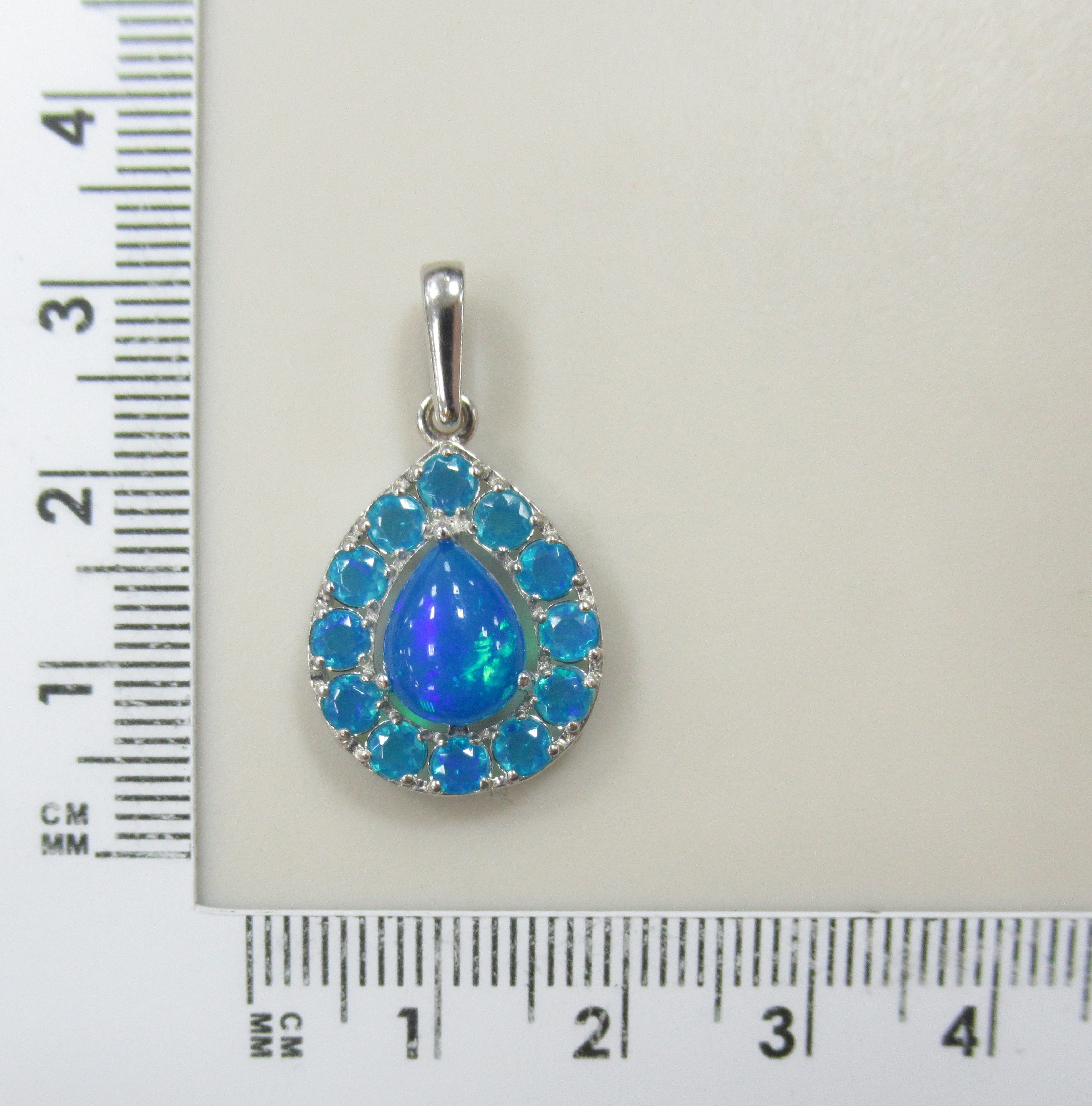 Серебряная подвеска с голубыми опалами